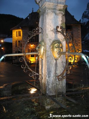 Fontaine et mairie de Samoëns